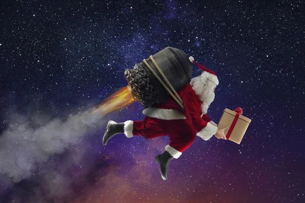 Noel Baba hediye kutusu ile uçar — Stok fotoğraf