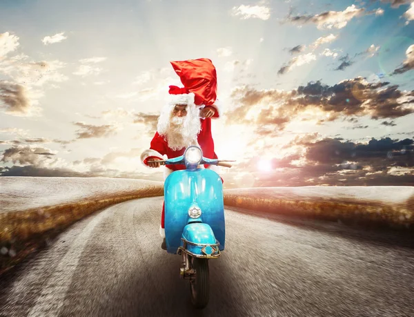 Άγιος Βασίλης πηγαίνοντας γρήγορα τη μοτοσικλέτα — Φωτογραφία Αρχείου
