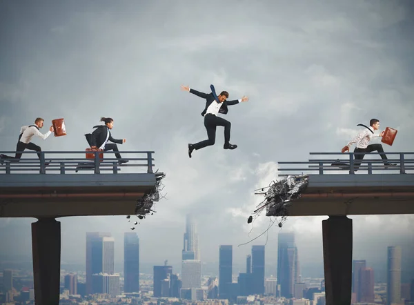 La gente de negocios supera un puente roto — Foto de Stock