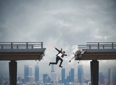 Bir Tamirhane atlayarak işadamı düşüyor.