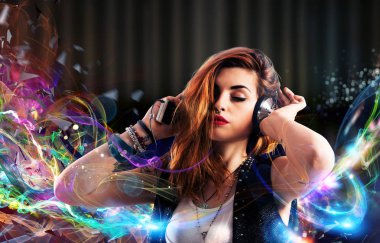 Müzik dinleyen kız 