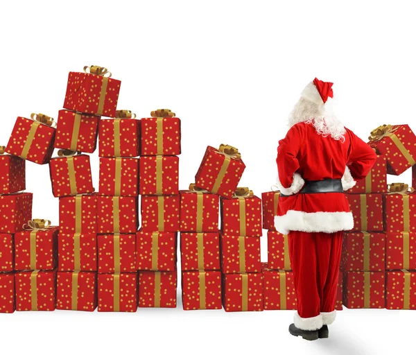 Weihnachtsmann schaut sich Weihnachtsgeschenke an — Stockfoto