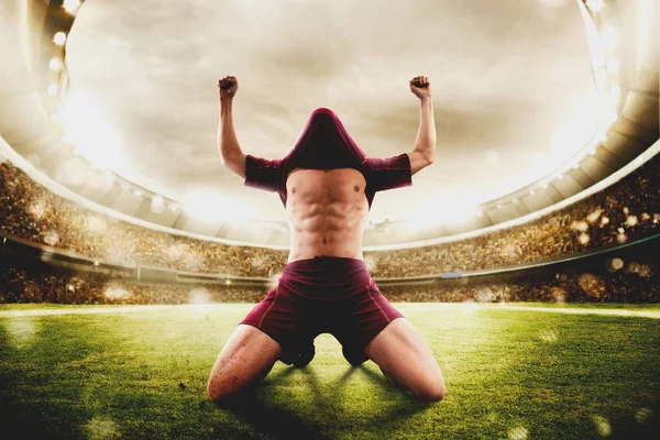 Jogador de futebol exulta num estádio — Fotografia de Stock