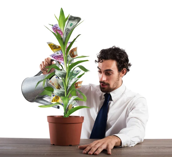 Zakenman drenken geld munten — Stockfoto