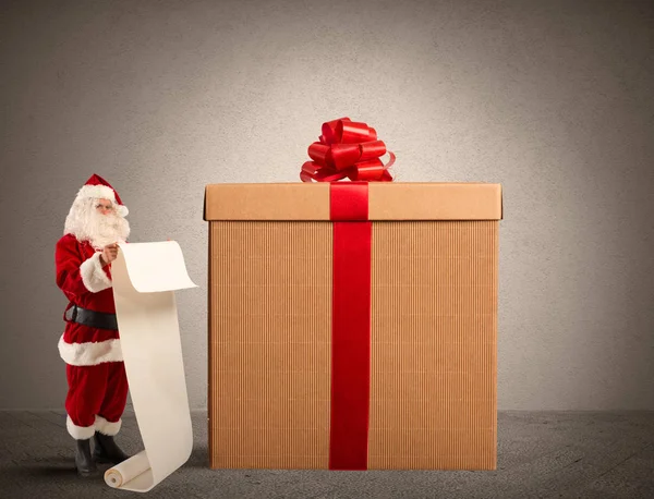 Санта-Клаус со списком подарков — стоковое фото
