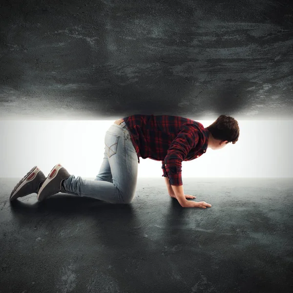 Jongen kijkt naar een gat — Stockfoto