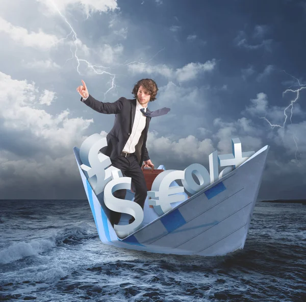 Man op een boot van papier — Stockfoto