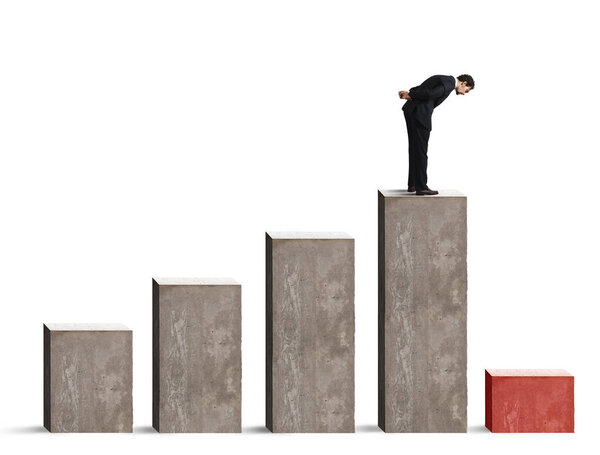 Бизнесмен смотрит вниз
