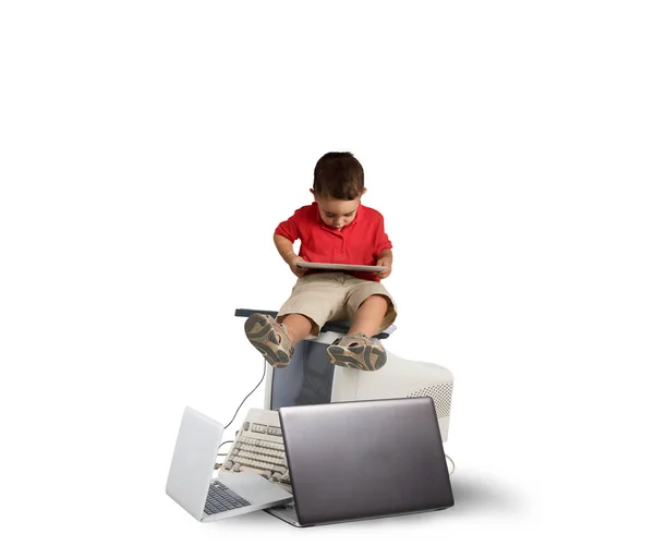 Niño sentado en una pila de computadoras . —  Fotos de Stock