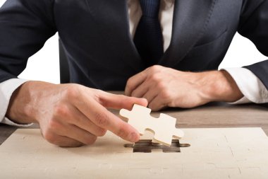 İşadamı bir bulmaca tamamlar