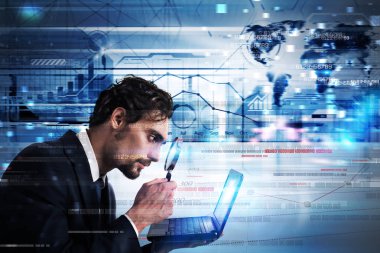 Büyütme objektif ile izlerken işadamı 