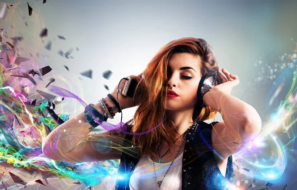 Girl listening to music with headphones — Stock Photo, Image