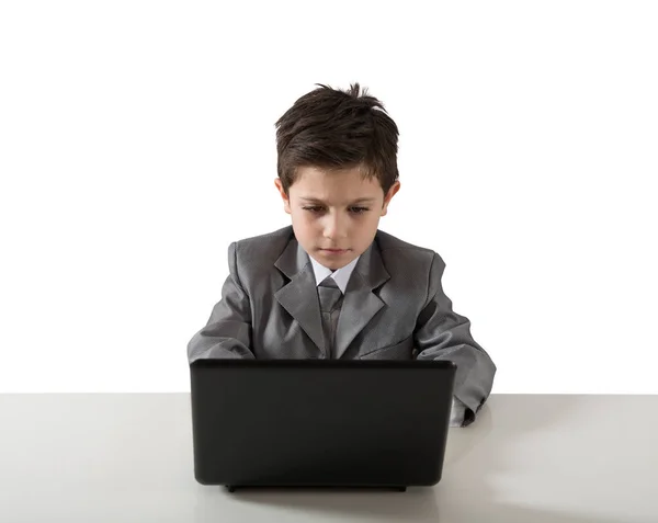 Niño trabajando en el ordenador — Foto de Stock