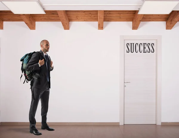 Uomo d'affari che guarda alla porta — Foto Stock