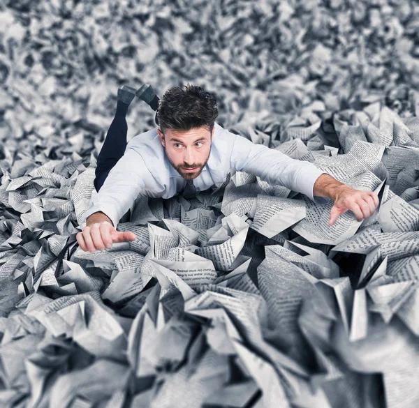 Üzletember próbál menekülni a papírmunka — Stock Fotó