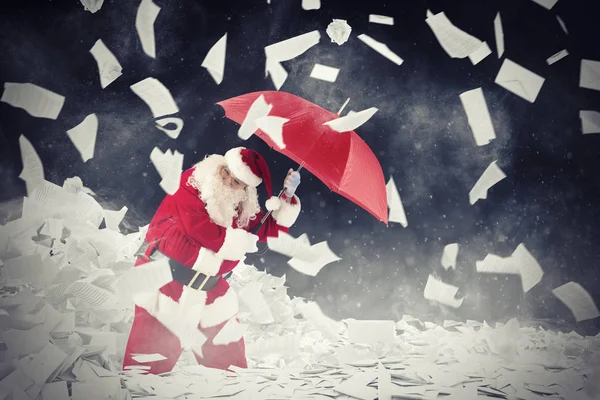 Santa Claus está protegido por cartas solicitadas — Foto de Stock