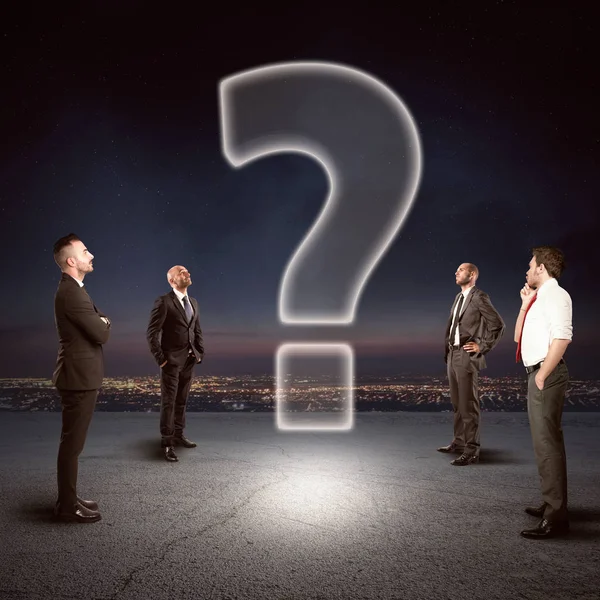 Businesspeople watch  question mark — Stock Photo, Image