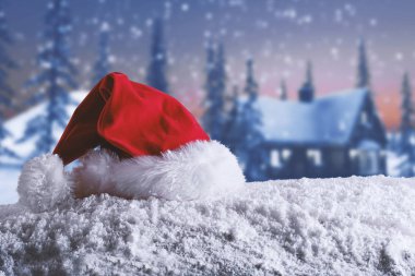 Kar üzerinde Santa Claus şapka