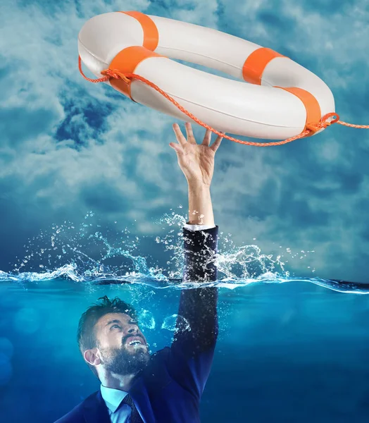 Lifesaver ha lanciato un uomo che affoga — Foto Stock