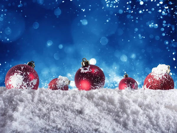 Weihnachten rote Kugeln auf Schnee — Stockfoto