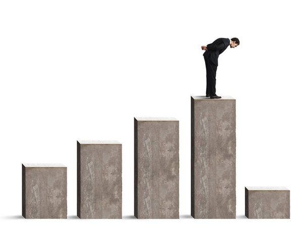 Бизнесмен смотрит вниз
