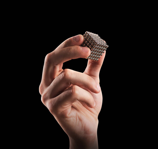 магнитные сферы, держащиеся за руку
