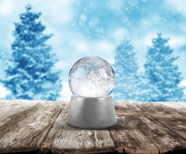 Bola de nieve de Navidad sobre tablones de madera — Foto de Stock