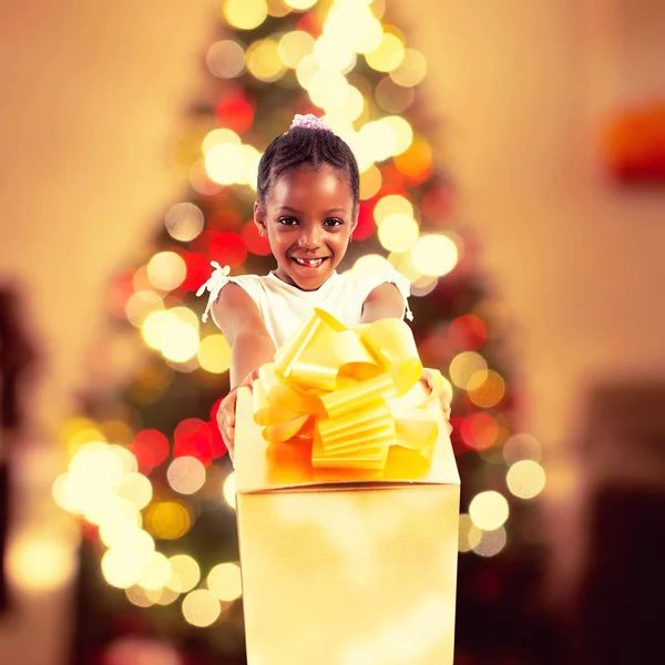 Menina recebe um grande presente de ouro — Fotografia de Stock