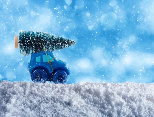 Árvore de Natal no telhado de um carro — Fotografia de Stock