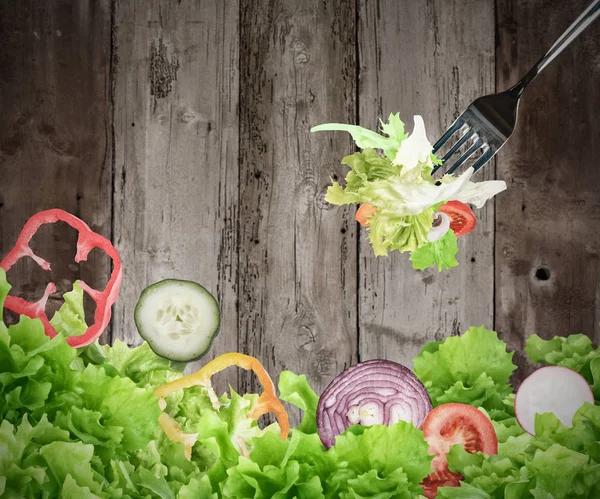 Karışık salata çatalla yenir — Stok fotoğraf