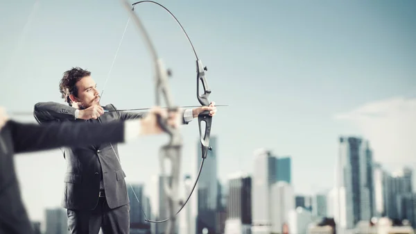 Empresario en una competición con el arco —  Fotos de Stock