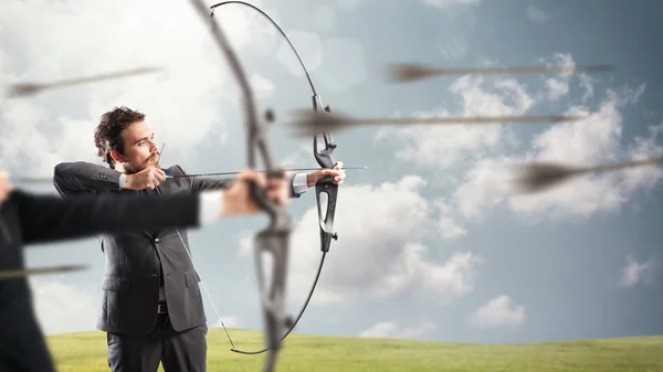 Empresarios en una competición con el arco — Foto de Stock