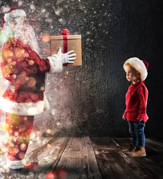 Niño asombrado viendo Santa Claus — Foto de Stock
