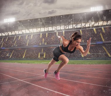 Atletik kadın bir spor yarışmasında çalışır