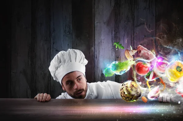 Шеф-кухар виглядає зачарованим інгредієнтами — стокове фото