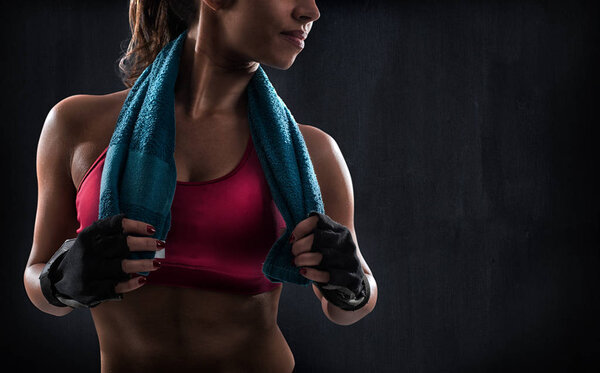 Сексуальная мускулистая женщина после тренировки
 