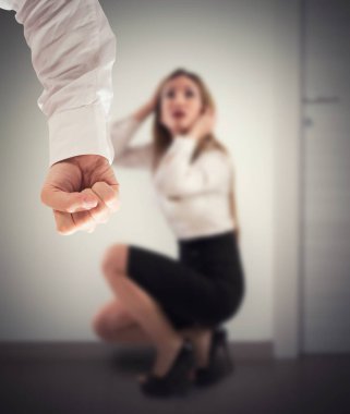 kızgın adam korkmuş kadın korkutuyor