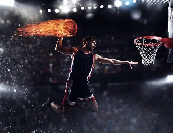 Jogador joga a bola de fogo na cesta — Fotografia de Stock