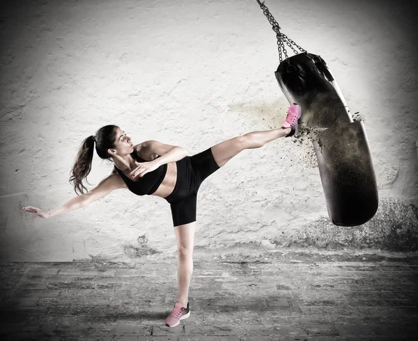 Woman is training with the punching bag. — Stock Photo, Image