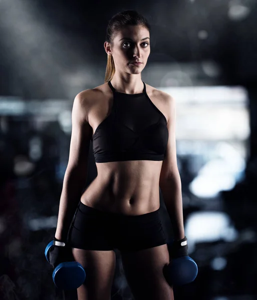 Žena je trénink s činkami hmotnost — Stock fotografie
