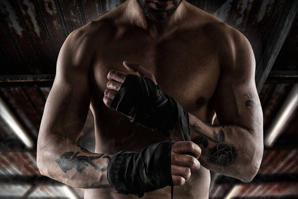 Боксеры надевают ленточки на руки
 