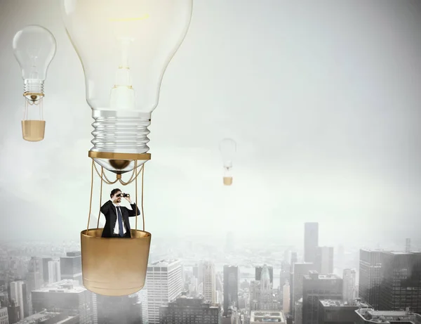 実業家と空を飛んでいるバルーン電球 — ストック写真