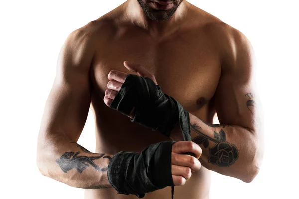 Boxer colocando fitas nas mãos — Fotografia de Stock
