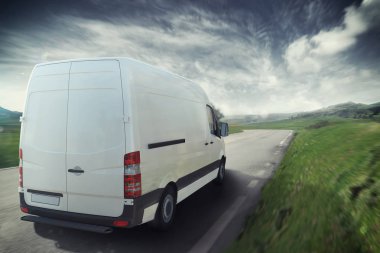 yol üzerinde beyaz kamyon 