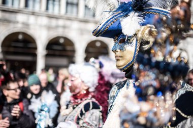 kişi geleneksel maskesi