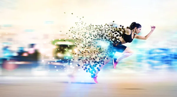 Mujer atlética corriendo rápido — Foto de Stock