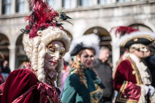 Geleneksel maskeleri grubu 
