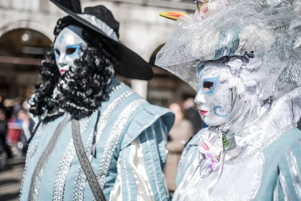 Mensen met traditionele maskers — Stockfoto