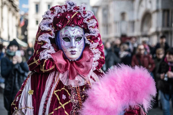 Vrouw met traditionele masker — Stockfoto
