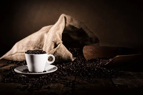 Hintergrund der Tasse Kaffeebohnen — Stockfoto